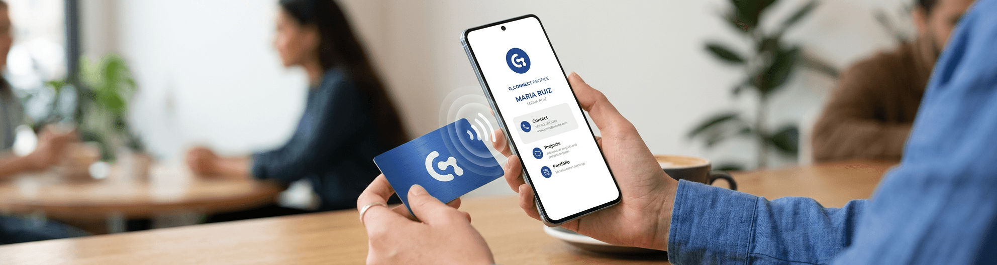 Persona acercando su tarjeta NFC al celular para compartir su perfil digital